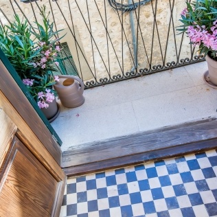 Salon with little balcony